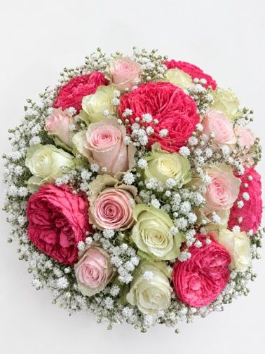 Rond bruidsboeket met rozen en gipskruid