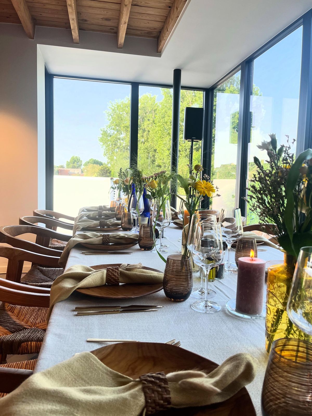 Feestelijk gedekte tafel met bloemstukken van Goessens