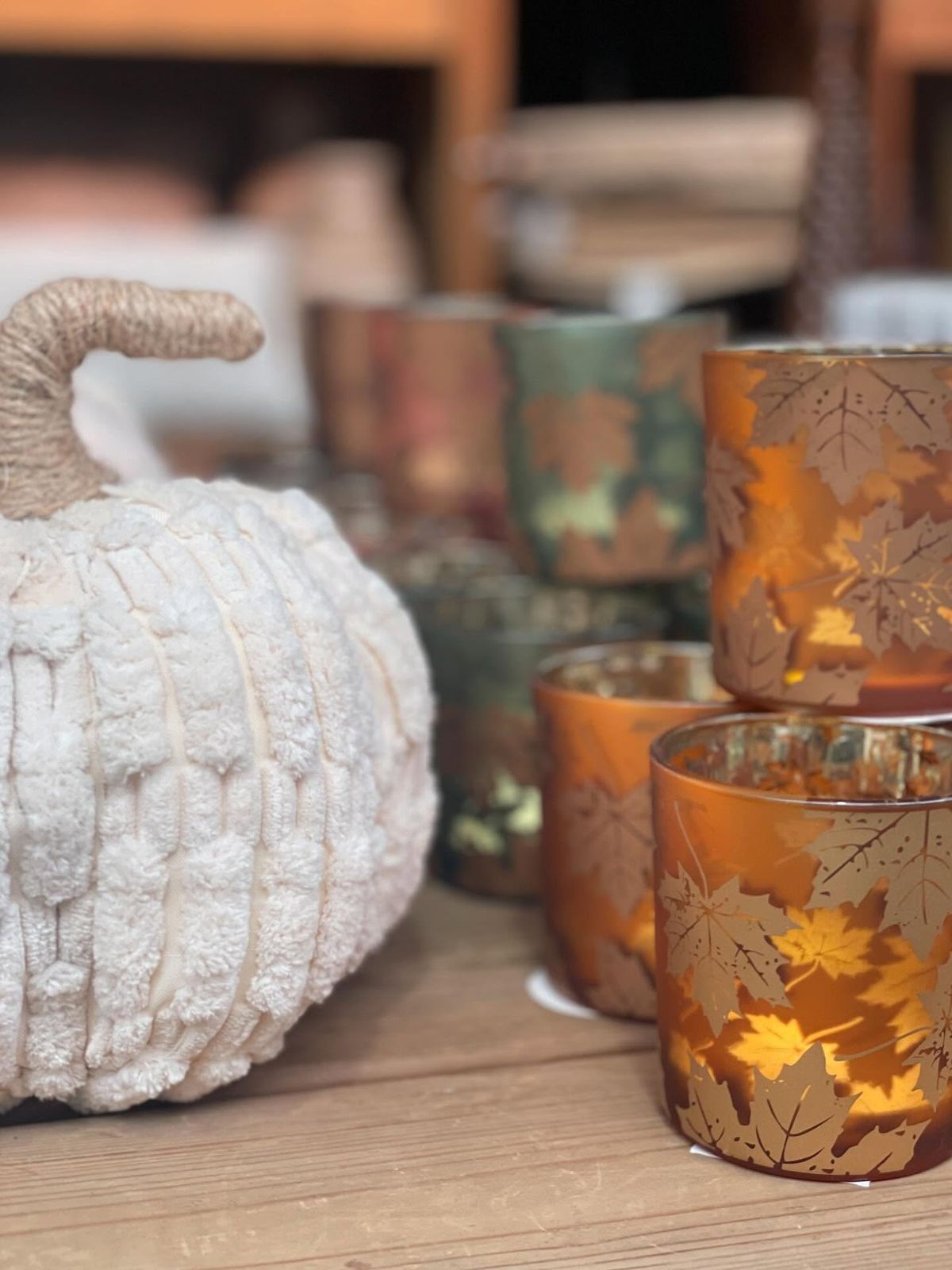 Herfstdecoratie met pompoen en windlichten