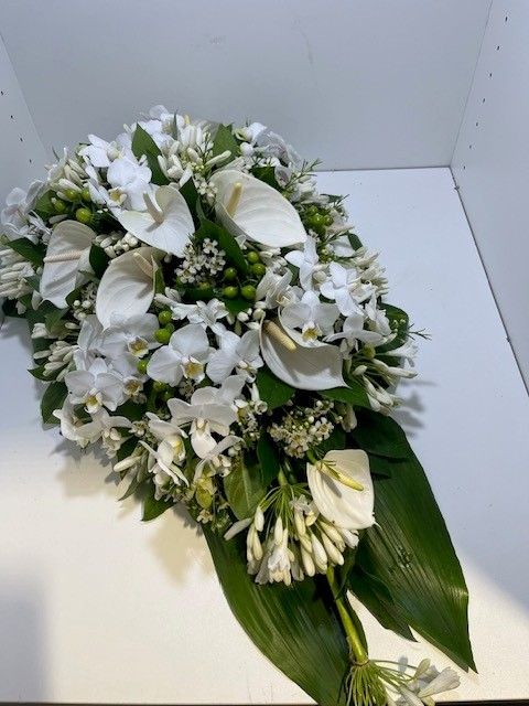 Langwerpig grafstuk met witte bloemen