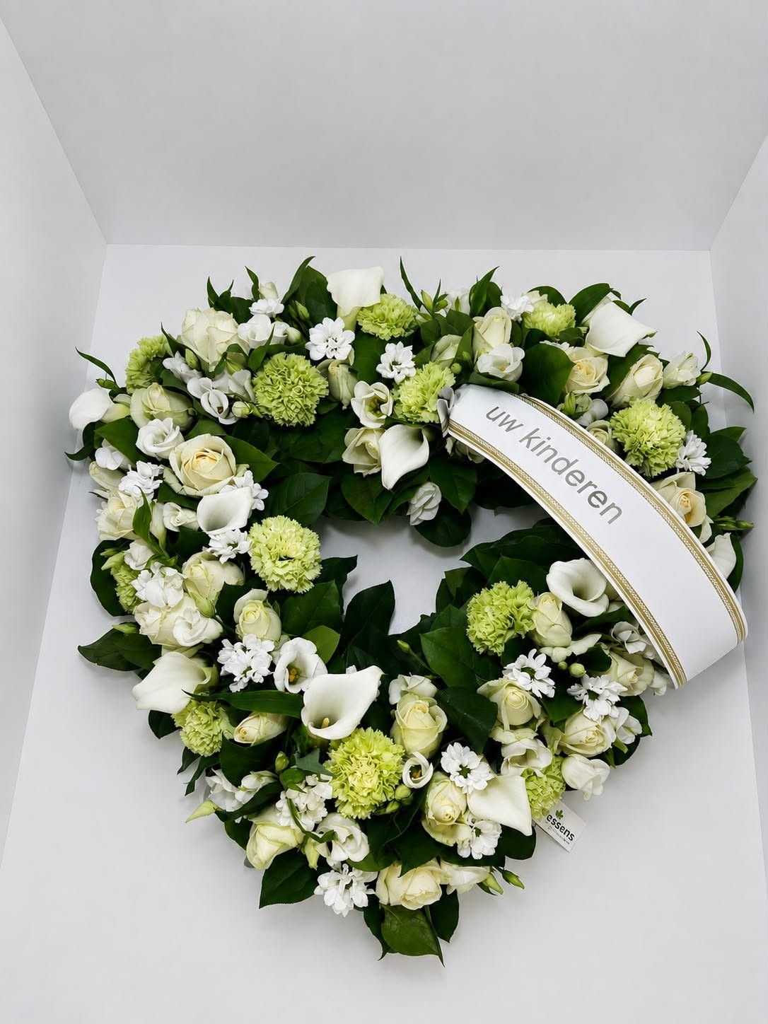 Hart van witte bloemen met lint