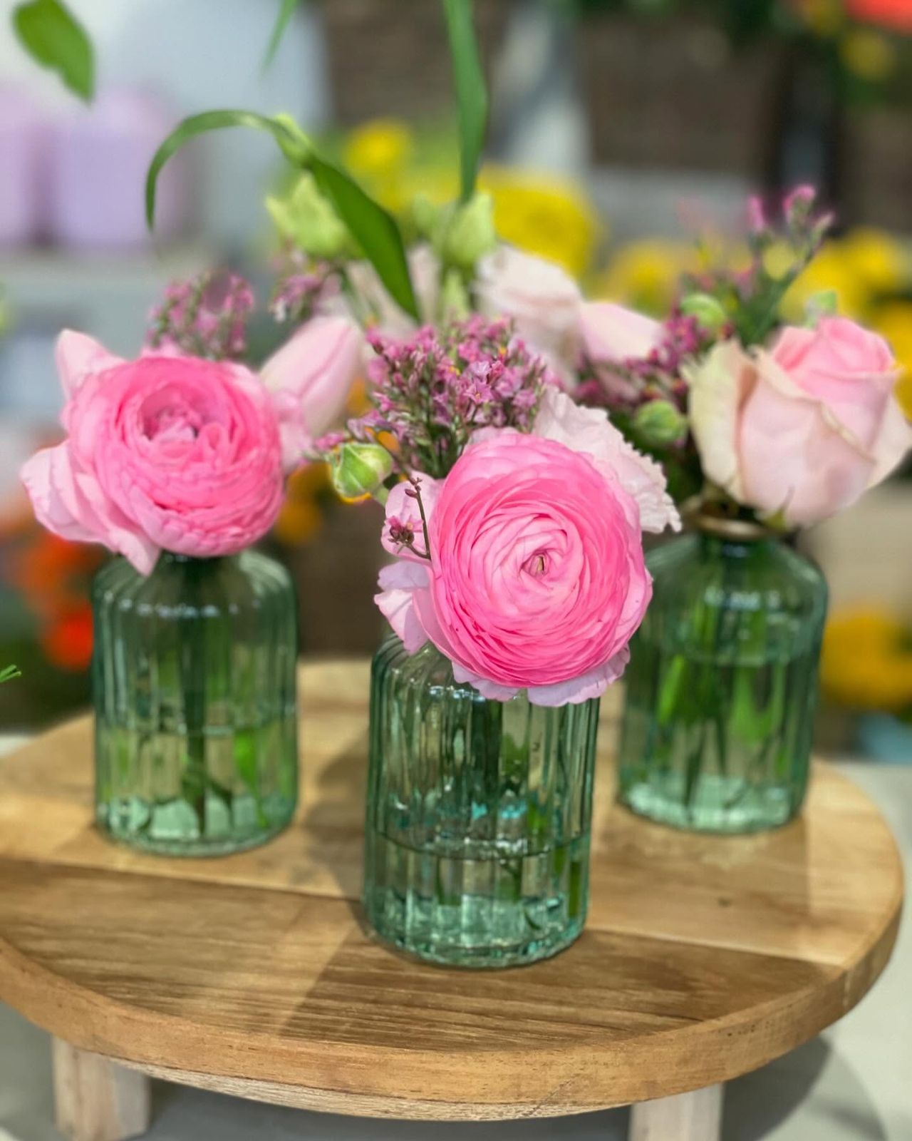 Verse seizoensbloemen in vaasjes