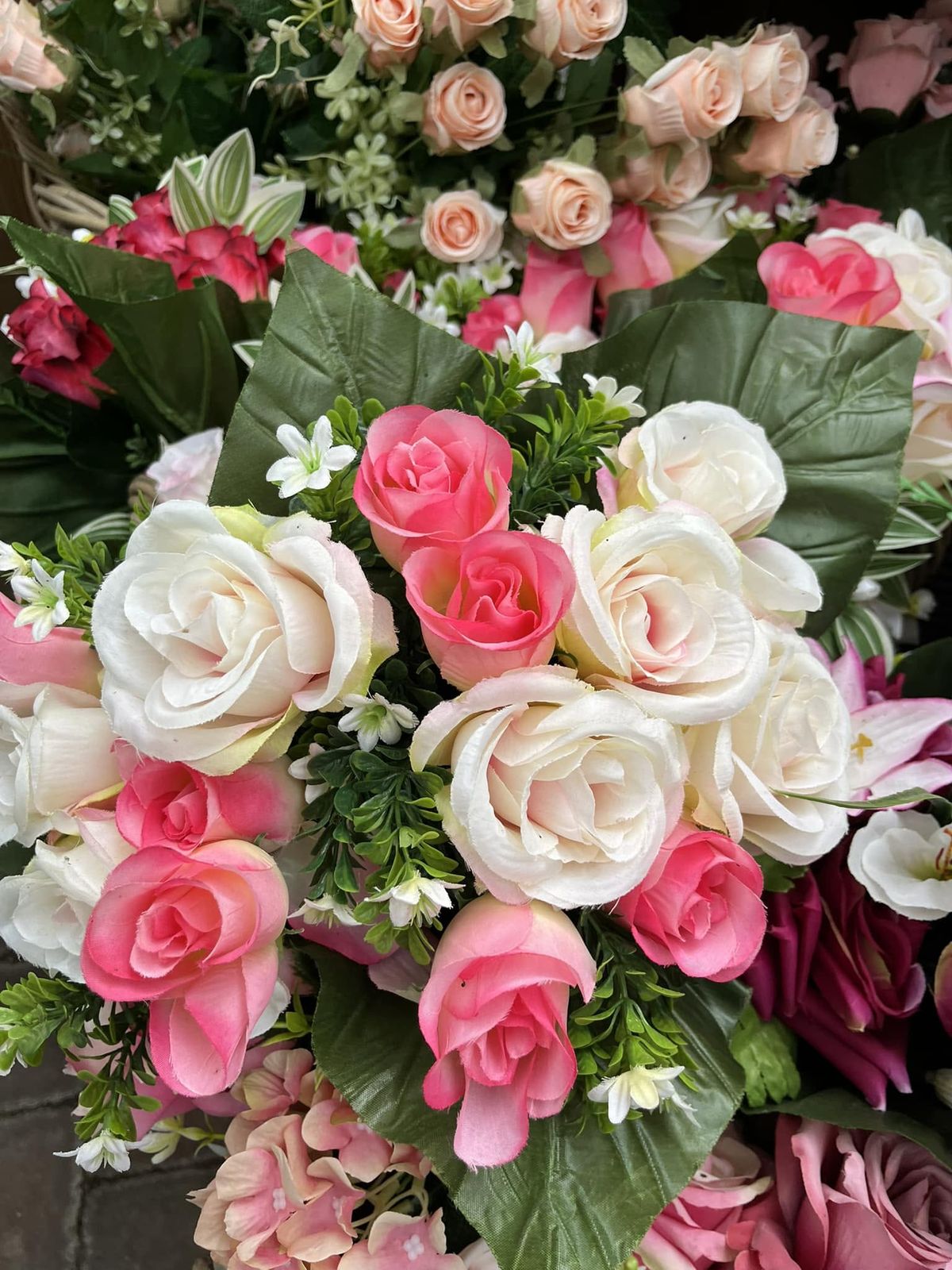 Kunstbloemen: rozen en ranonkels van zijde